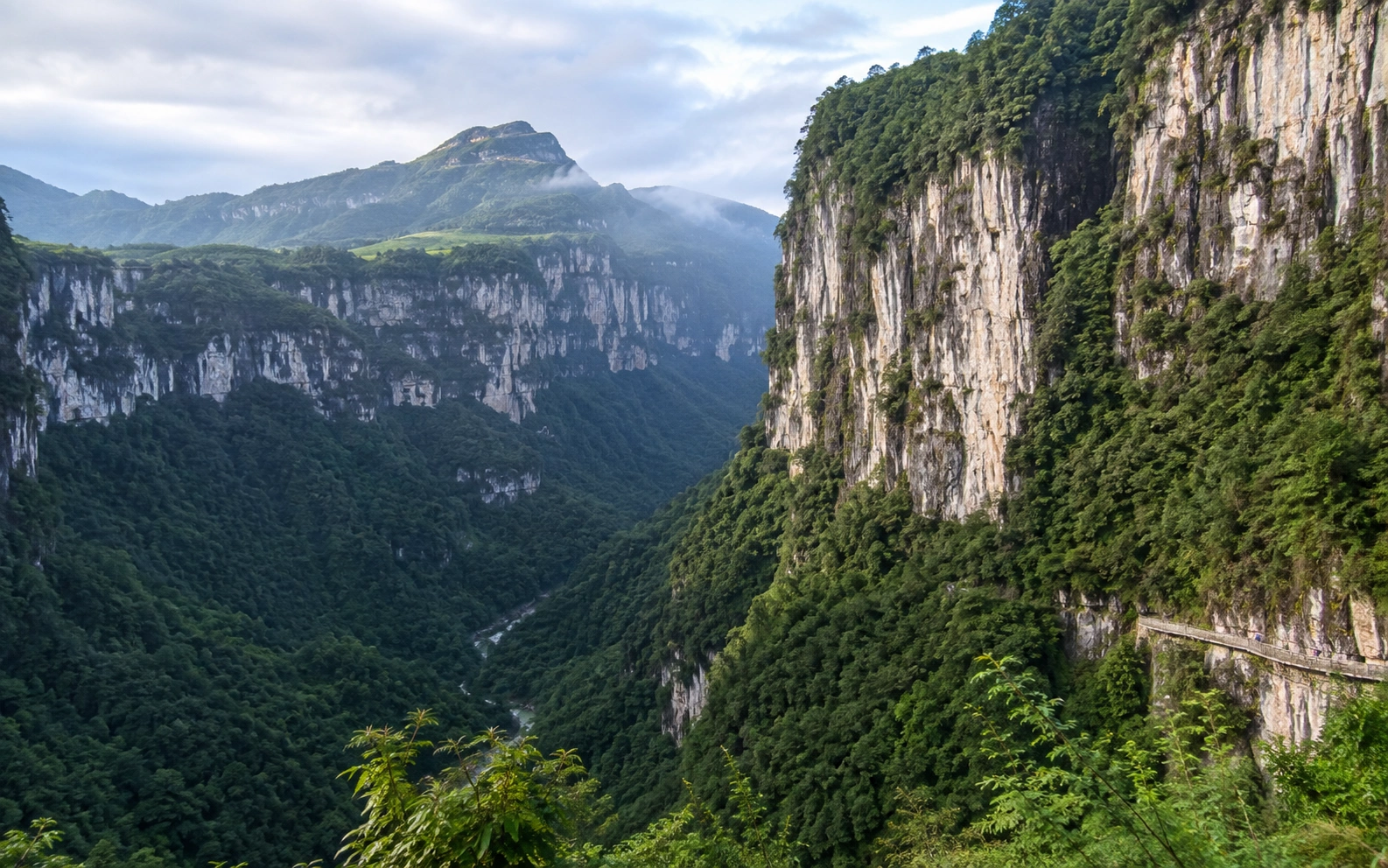 Enshi canyon and karst landscape in western Hubei