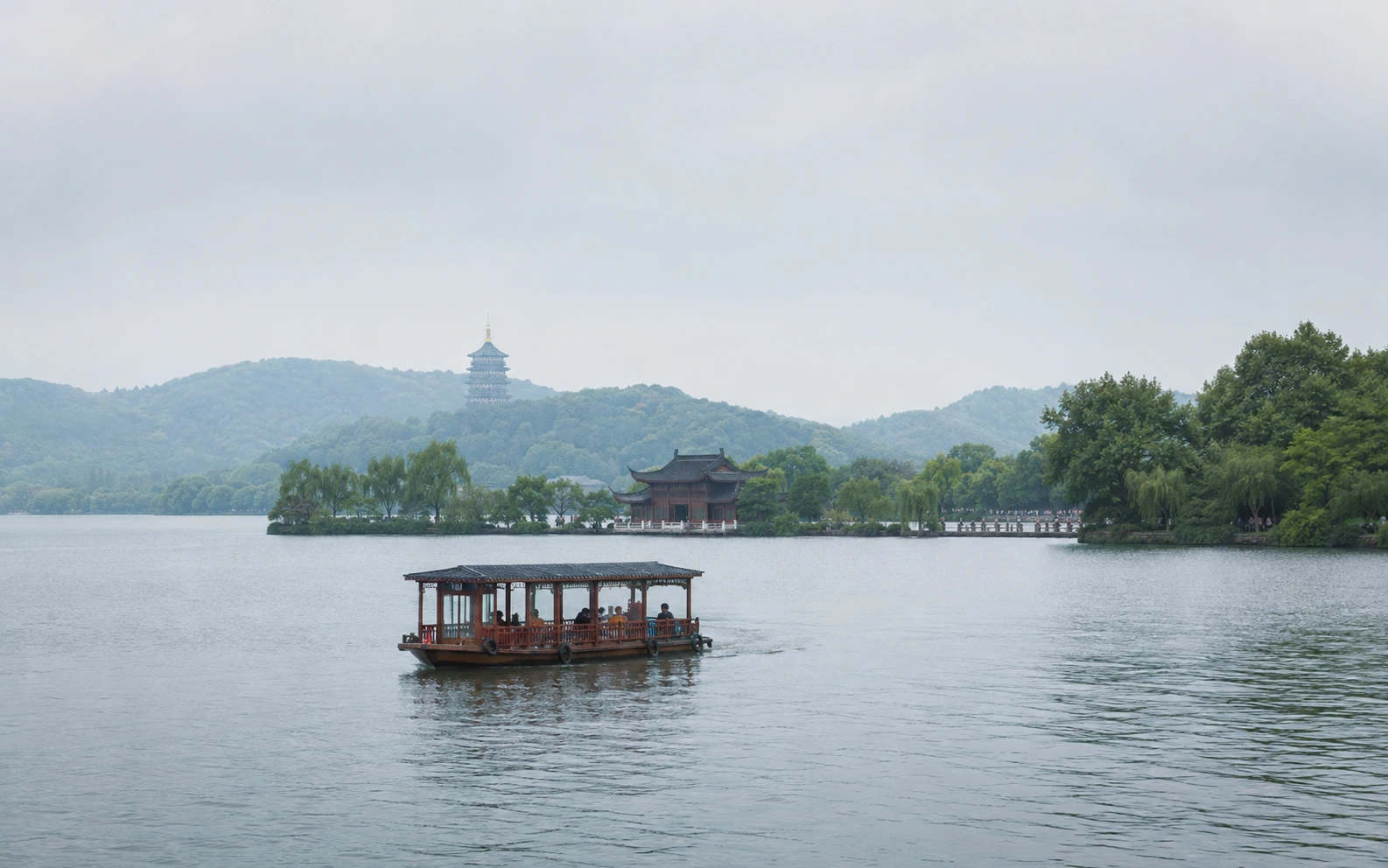 Boat experience on West Lake in Hangzhou