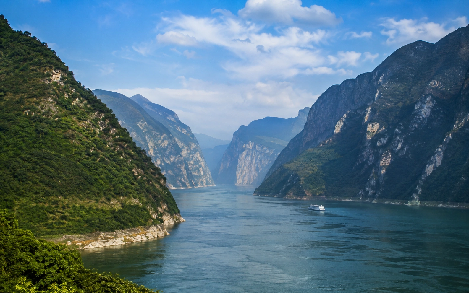 Yangtze and Three Gorges landscape near Yichang